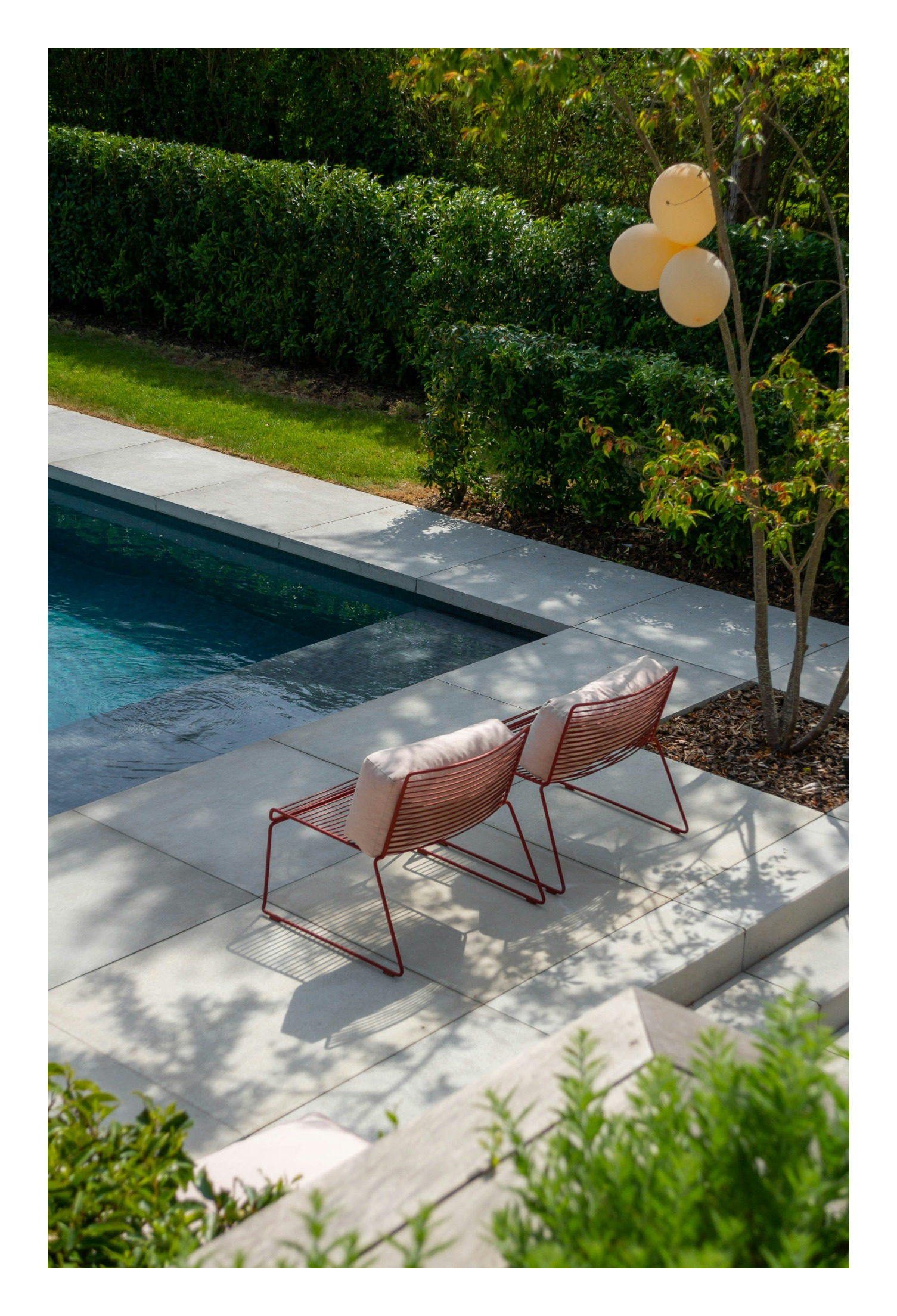 Aménagement d'une plage de piscine contemporaine et terrasse en pierre naturelle haut de gamme