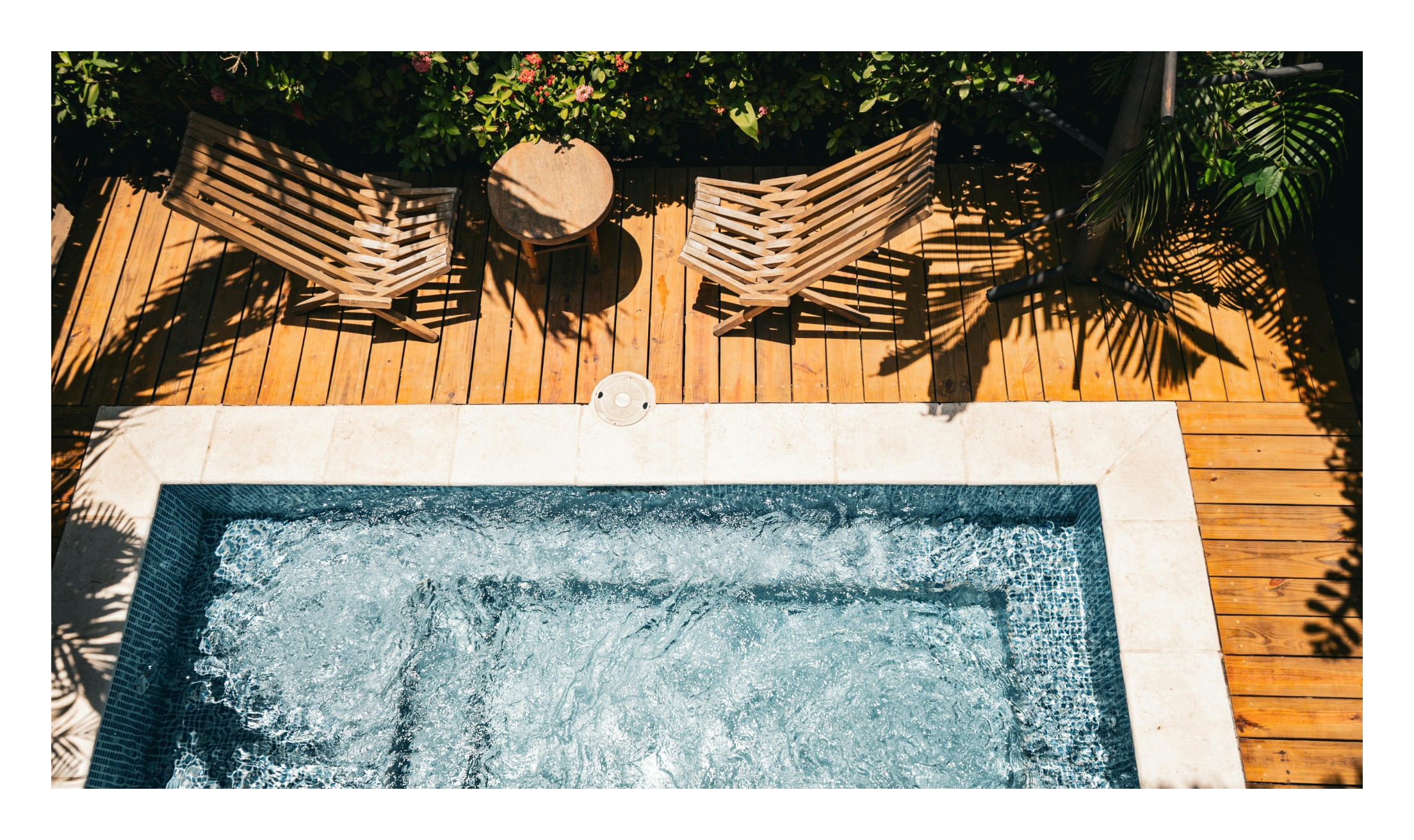 Superbe conception de terrasse en bois exotique autour d'une piscine maçonnée