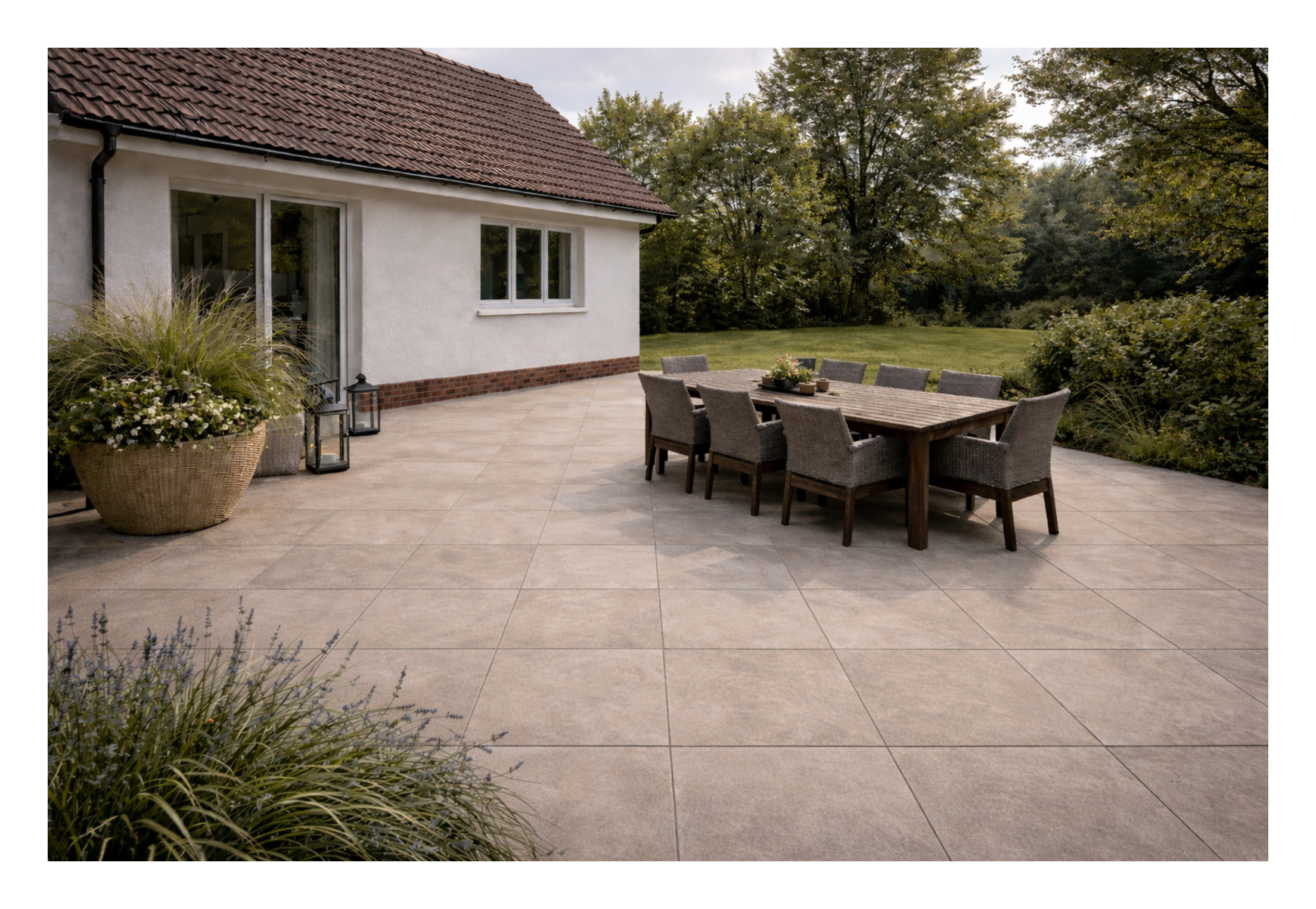 Conception et pose de terrasse sur plots en grès cérame 80x80 pour un aménagement extérieur moderne